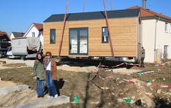 Freuen sich über die Realisierung einer neuen Wohnform: Tiny-House-Besitzerin Cornelia Wirth (links) und Sabine Seckinger, Vermi