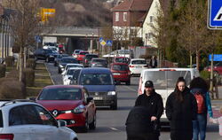 Viel Verkehr in Dußlingen: Bis Ende des Monats wird die Umleitung über Nehren und Gomaringen empfohlen. Doch manche suchen sich 