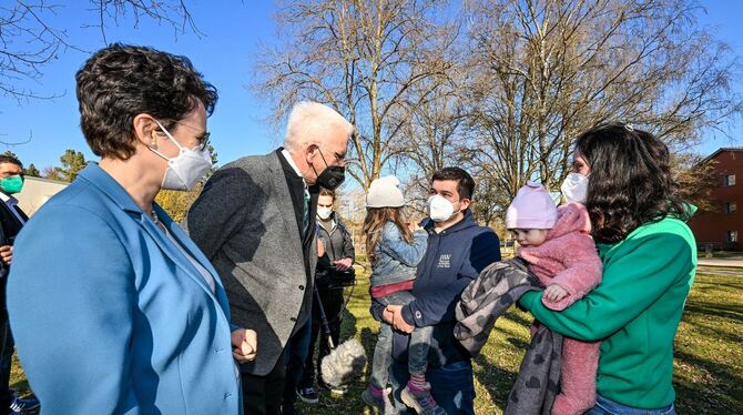 Kretschmann besucht Flüchtlinge aus der Ukraine