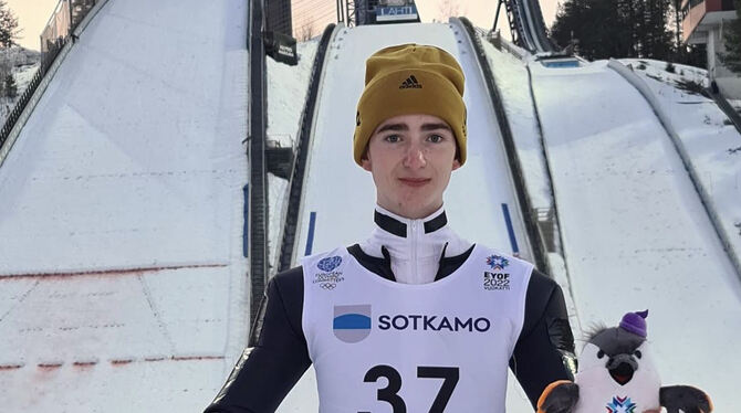 Ben Bayer vom VfL Pfullingen freut sich über die Bronzemedaille bei den Olympischen Jugendspielen.