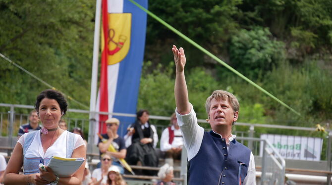 Auch Silke Maier und Peter Hiller, die seit 2019 den Schäferlauf moderieren, tragen Tracht – 2023 mit der neu geschaffenen Urac Auch Silke Maier und Peter Hiller, die seit 2019 den Schäferlauf moderieren, tragen Tracht – 2023 mit der neu geschaffenen Urac