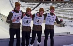 Skispringer Ben Bayer (rechts) und seine Teamkollegen freuen sich über den dritten Platz im Mannschaftswettbewerb.
