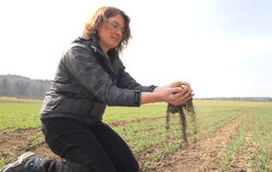 Furztrocken: Wie Staub fließt Fachprüferin Sandra Ullrich der Boden durch die Hände.  FOTOS: REISNER