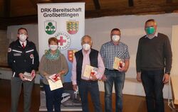 DRK−Bereitschaftsleiter Frank Schaich (links) und Bürgermeister Volker Brodbeck (rechts) ehrten die Grafenberger Blutspender Dor