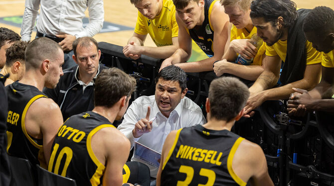 Alles hört auf das Kommando von Tigers-Cheftrainer Danny Jansson (Mitte).  FOTO: DUDDEK/EIBNER