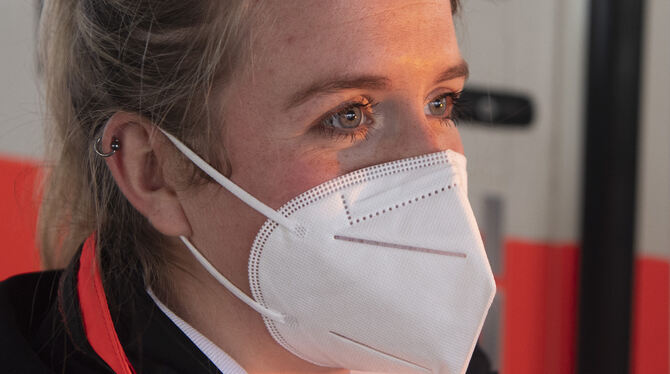 Besucher in den Kreiskliniken müssen weiter Maske tragen sowie einen negativen Coronatest mitbringen.  FOTO: ROESSLER/DPA