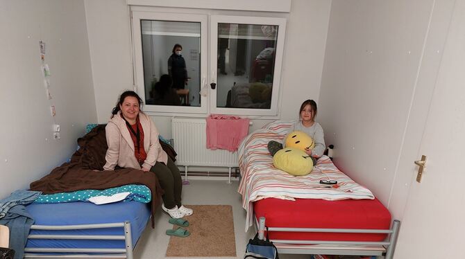 Zwei von 46  in Gönningen:  Nach einem Luftangriff sind Natascha und ihre Tochter Lisa aus einer kleinen Stadt in der Nähe der