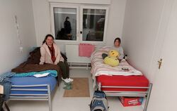  Zwei von 46  in Gönningen:  Nach einem Luftangriff sind Natascha und ihre Tochter Lisa aus einer kleinen Stadt in der Nähe der 