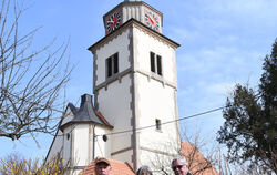 Das neue Dach der Martinskirche in Mittelstadt erfreut (von links) Kirchengemeinderat Otto Galster, der viel Zeit auf der Bauste