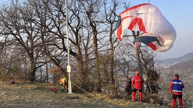 Der Gleitschirmflieger konnte unverletzt aus seiner misslichen Lage befreit werden