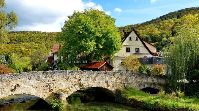 Ganz schön lauschig. Aber wehe, die Echaz tritt an der historischen Echazbrücke in Oberhausen über die Ufer.  FOTO: NIETHAMMER
