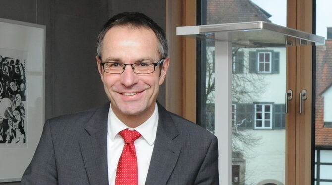 Der erste Arbeitstag im Januar 2015: Vorgänger Bernhard Knauss hatte für Bernd Haug die letzte Flasche des 1 000-Jahr-Weines aus