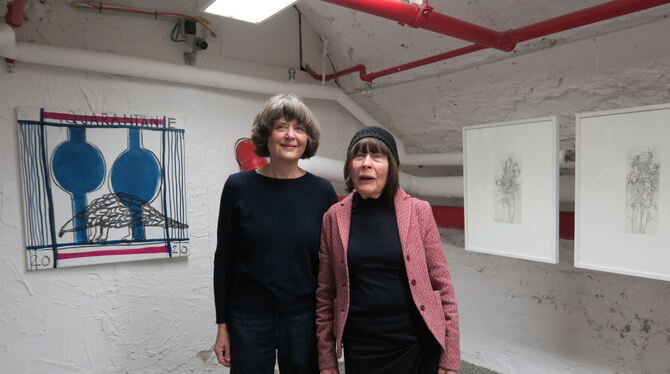Susanne (links) und Anna Mansen in ihrer Ausstellung.