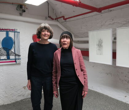 Susanne (links) und Anna Mansen in ihrer Ausstellung. 