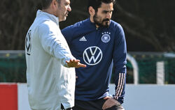 Bundestrainer Hansi Flick (links) im Gespräch mit Ilkay Gündogan.  FOTOS: DEDERT/DPA