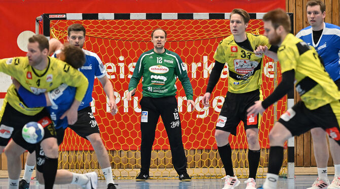 Zeigt einmal mehr eine überragende Leistung: Pfullingens Torhüter Simon Tölke (Mitte). FOTO: PIETH Zeigt einmal mehr eine überragende Leistung: Pfullingens Torhüter Simon Tölke (Mitte). FOTO: PIETH