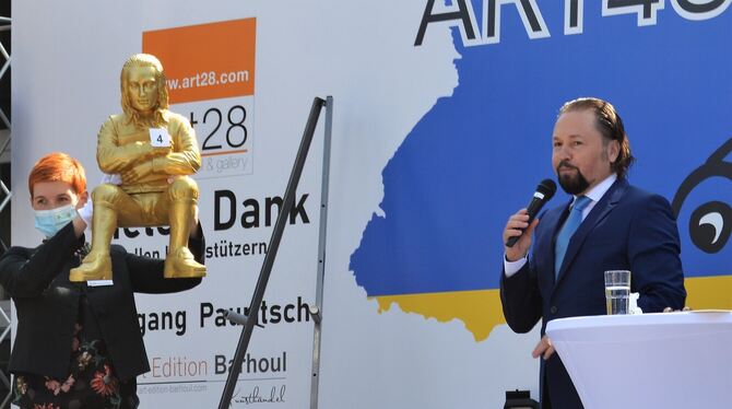 Wolfgang Pauritsch leitete souverän die Versteigerung und kaufte am Ende selbst drei Bilder. FOTO: BIVEY