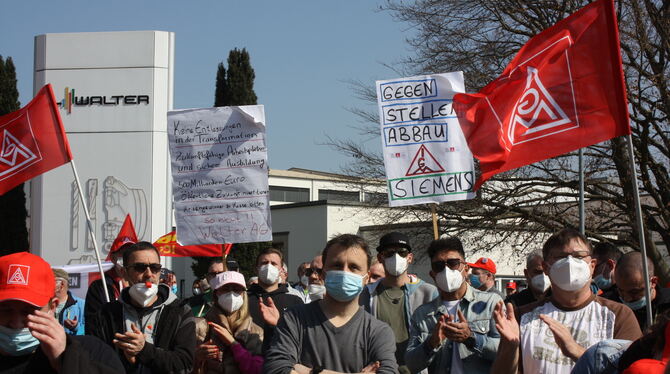 Lautstarker Protest gegen Pläne des Walter-Vorstandes, einen Großteil der Tübinger Fertigung nach China auszulagern. FOTO: STURM