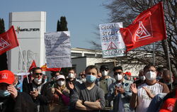 Lautstarker Protest gegen Pläne des Walter-Vorstandes, einen Großteil der Tübinger Fertigung nach China auszulagern. FOTO: STURM