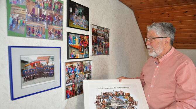 Erinnerungen an die Bürgermeister-Zeit: Eberhard Wolf hat zum Abschied 2015 viele Bilder geschenkt bekommen. FOTO: BIMEK Erinnerungen an die Bürgermeister-Zeit: Eberhard Wolf hat zum Abschied 2015 viele Bilder geschenkt bekommen. FOTO: BIMEK