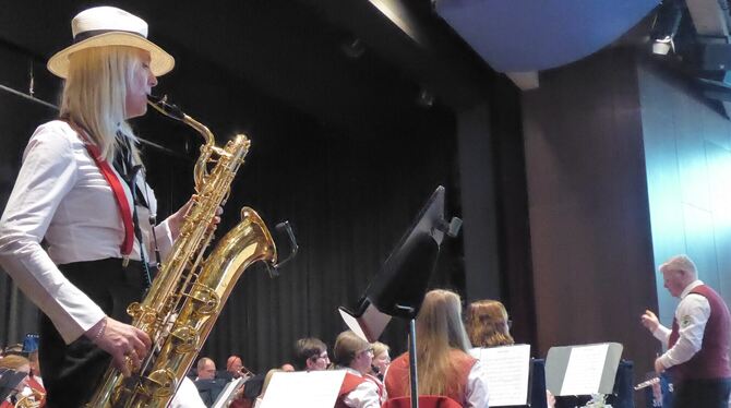 »Big Horn Blues« mit Solistin Marina Kaiserauer am Saxofon.  FOTOS: BERNKLAU