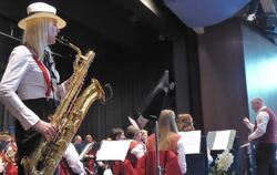 »Big Horn Blues« mit Solistin Marina Kaiserauer am Saxofon.  FOTOS: BERNKLAU