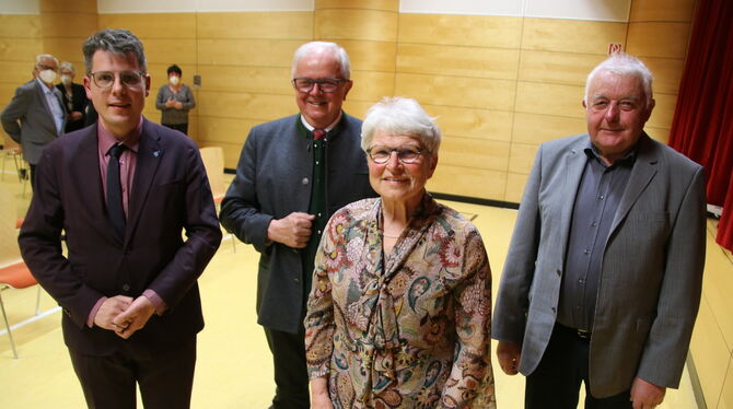 Gruppenbild mit Dame: Rosemarie Länge, Klaus Ruß (rechts) und Helmut Vöhringer (Zweiter von links) wurden von Bürgermeister Matt
