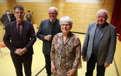 Gruppenbild mit Dame: Rosemarie Länge, Klaus Ruß (rechts) und Helmut Vöhringer (Zweiter von links) wurden von Bürgermeister Matt