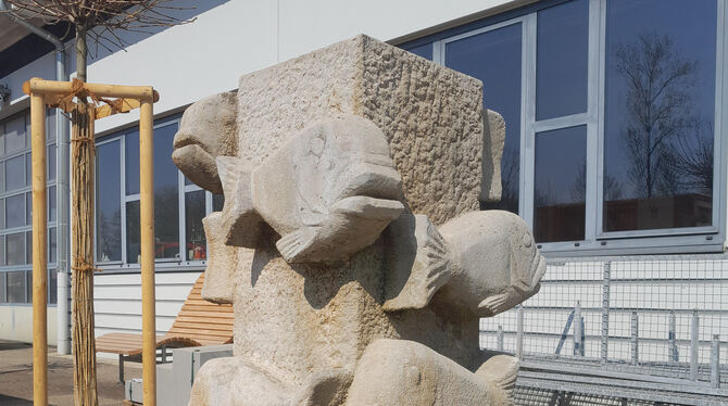 Die Fischbrunnenskulptur des Künstlers Eduard Raach-Döttinger wird aktuell noch restauriert.