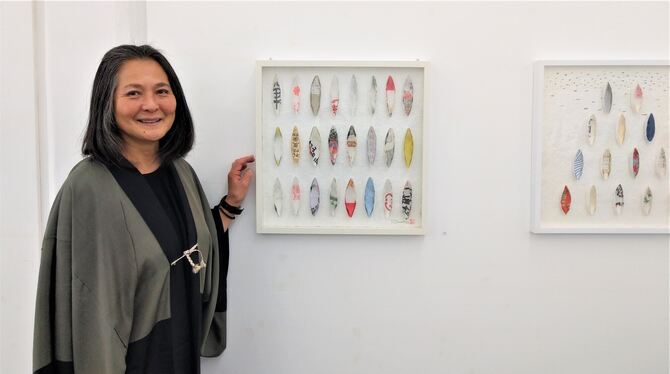 Die Reutlinger Künstlerin Izumi Yanagiya vor ihren Arbeiten in der Produzentengalerie Pupille.