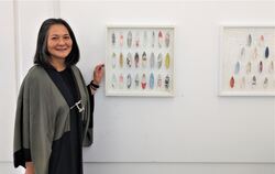 Die Reutlinger Künstlerin Izumi Yanagiya vor ihren Arbeiten in der Produzentengalerie Pupille.