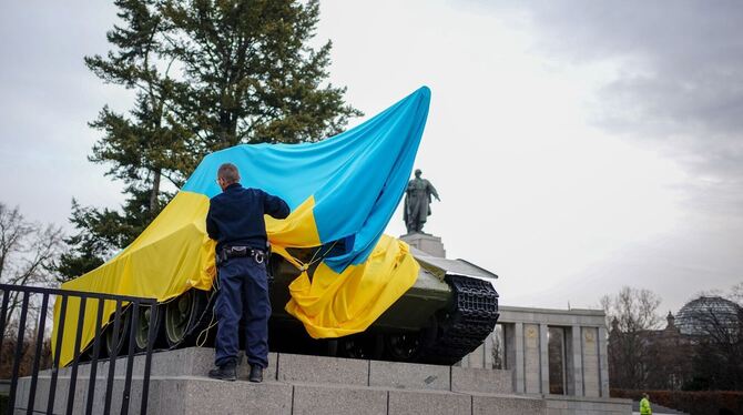 Ukrainische Flagge am Sowjetischen Ehrenmal Ukrainische Flagge am Sowjetischen Ehrenmal