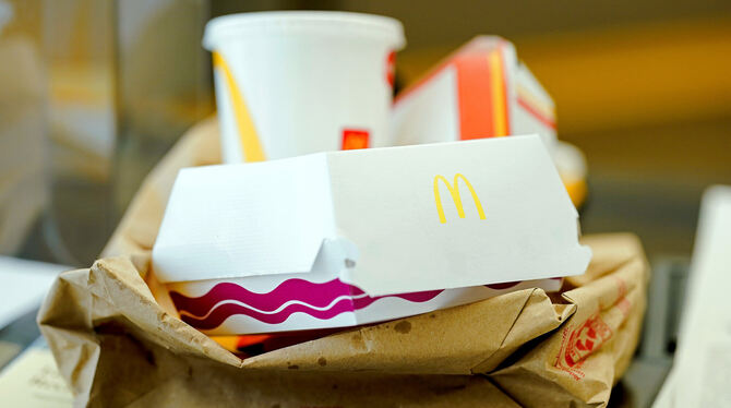Eine Auswahl an McDonald·s-Verpackungsmaterial liegt zu Demonstrationszwecken im Verhandlungssaal des baden-württembergischen Ve