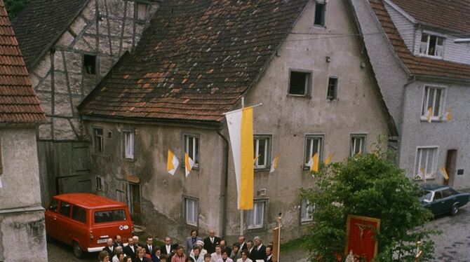 Fronleichnam wurde 1974 vor der Alten Steige 5 gefeiert.  FOTO: WALLDORF/ ARCHIV