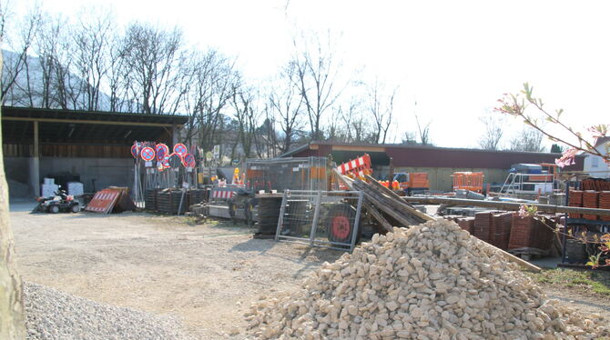 Ein großer Teil des Bauhof-Areals wird als Lagerfläche genutzt. Dort könnte ein neues Feuerwehrmagazin gebaut werden.  FOTO: OEC