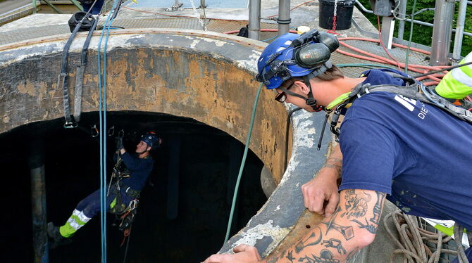 Der Einsatz der Kletterer hat sich gelohnt. Die Betreiber sind sicher, dass der Faulturm nur außen saniert werden muss. ARCHIVF Der Einsatz der Kletterer hat sich gelohnt. Die Betreiber sind sicher, dass der Faulturm nur außen saniert werden muss. ARCHIVF