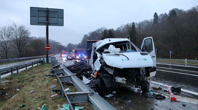 Sprinter prallt gegen Lkw