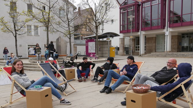 Katharina Huber (links) hat mit ihren Jugendlichen vor dem Metzinger Rathaus Liegestühle aufgebaut, um auf die Aktion der Landes