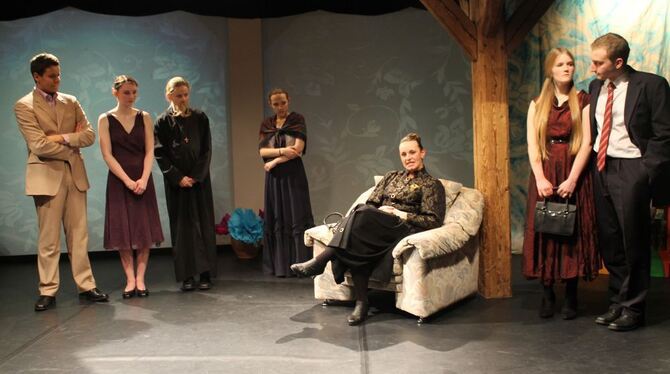 Alles ganz Ernst? Die Theater-AG des Münsinger Gymnasiums spielt eine Komödie von Oscar Wilde. FOTO: HAHN Alles ganz Ernst? Die Theater-AG des Münsinger Gymnasiums spielt eine Komödie von Oscar Wilde. FOTO: HAHN