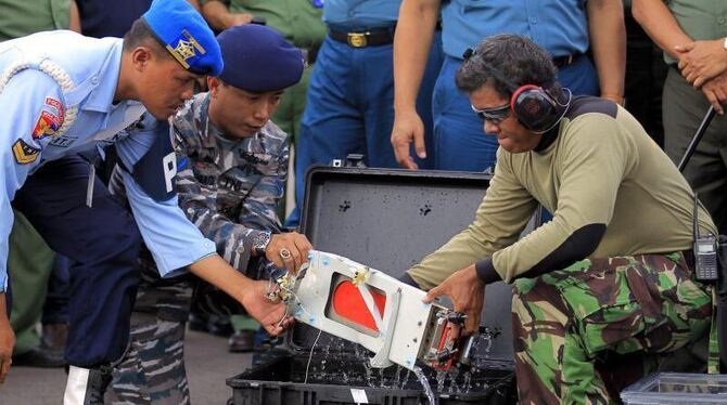 Die Flugdatenschreiber der abgestürzten AirAsia-Maschine sind nun beide gefunden. Foto: Bagus Indahono