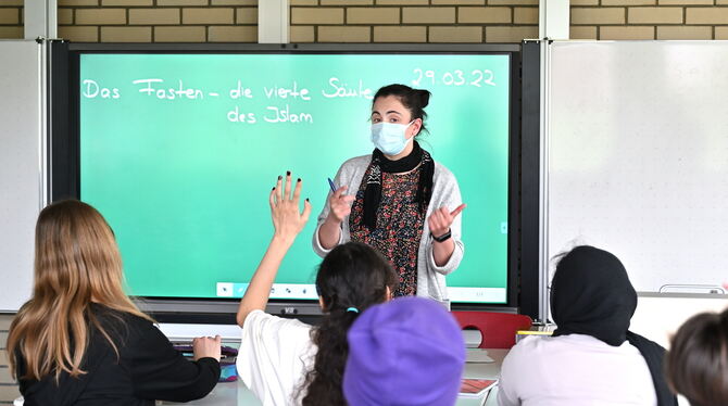 Vahide Yilmaz unterrichtet seit diesem Schuljahr Islamische Religion am Albert-Einstein-Gymnasium.  FOTO: PIETH