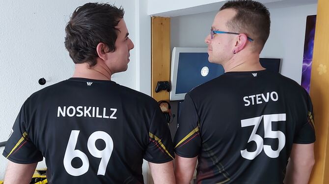 Noskillz und Stevo – so heißen die Pros von Uwe und Steffen Winter. Mit Stolz tragen sie die WM-Trikots.