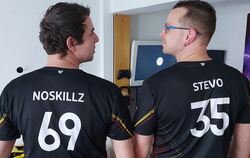Noskillz und Stevo – so heißen die Pros von Uwe und Steffen Winter. Mit Stolz tragen sie die WM-Trikots.