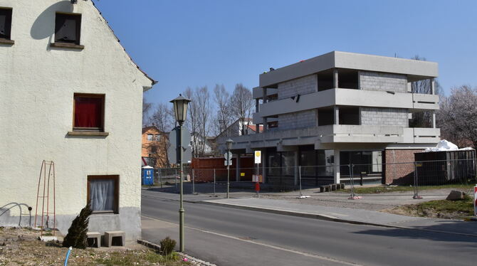 Vor fünfzig Jahren wurde die Kreissparkassen-Filiale (rechts) in Belsen erbaut. Jetzt entstehen hier 16 neue Wohnungen. Im Gebäu
