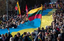 Menschen in Litauen mit Ukraine-Flagge