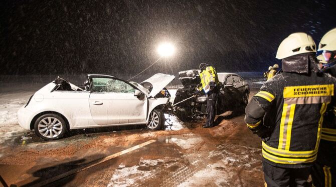 Acht Verletzte bei Autounfall wegen Schneeglätte