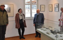 Der Vorsitzende des Freundeskreis Paul Jauch Wolf-Dieter Baumann (links), Eva Mettenberger vom Kulturamt, das Patenkind der Jauc