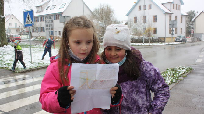 Mara Beer (links) und Yasmin Stoimanov navigierten ihre Gruppe bei der Fairtrade-Rallye sicher durch Kirchentellinsfurt.  FOTO:
