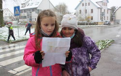 Mara Beer (links) und Yasmin Stoimanov navigierten ihre Gruppe bei der Fairtrade-Rallye sicher durch Kirchentellinsfurt.  FOTO: 