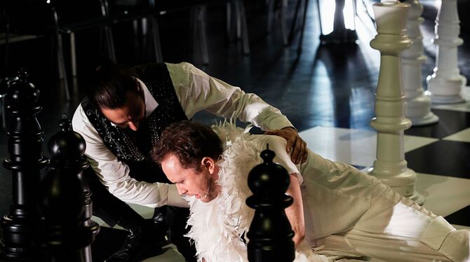 Antonio Salieri (Leonhard Geiger, links) gibt in Nikolai Rimski-Korsakows Oper vor, mit Wolfgang Amadeus Mozart (David Liske) au